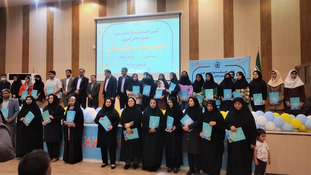 اهدا لوح تقدیر و تندیس جشنواره به مدیرکل کانون پرورش فکری استان و اعضای برگزیده کانون