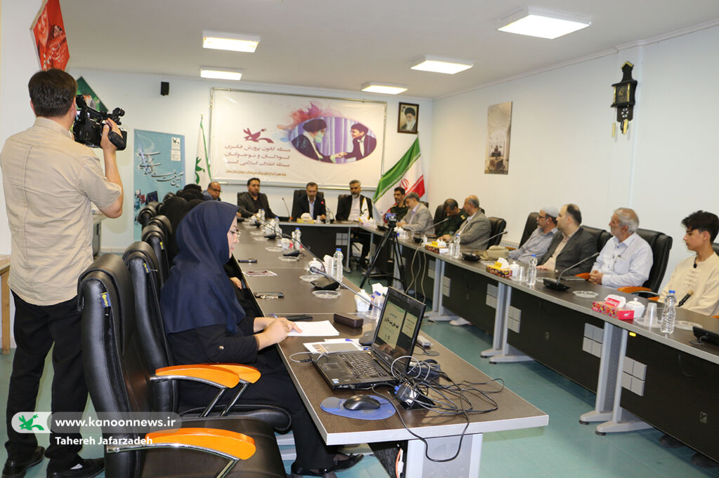 لوح ثبت ملی قصهگویی در کانون سمنان رونمایی شد/ آغاز بهکار جشنوارهی «قصههای پشت خاکریز» دومین کنگره بزرگداشت سههزار شهید استان