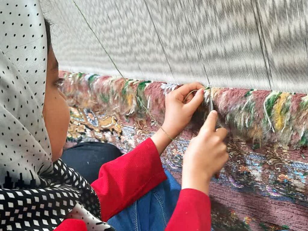 تار و پود فرش های مهربان در دستان اعضا کانون شیرین سو