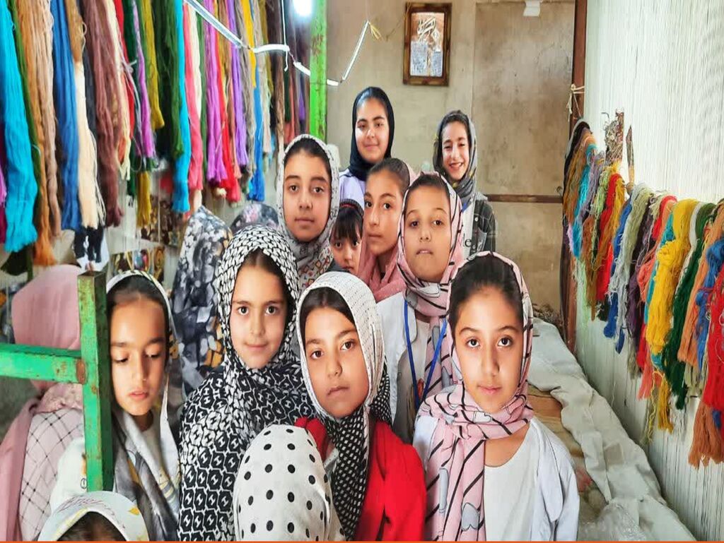 تار و پود فرش های مهربان در دستان اعضا کانون شیرین سو