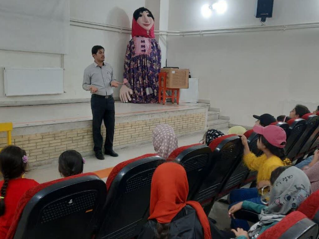 ویژه برنامه دنیای زیبای من در مرکز فرهنگی هنری شماره ۳ کانون همدان برگزار شد.