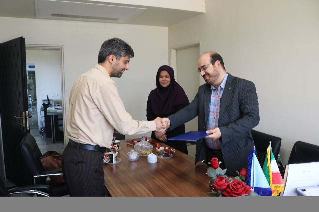 پروژه ۱۰ جلدی مفاخر-مرکزی پروژه نگارش و تالیف ۱۰ جلد "کتاب مفاخر و مشاهیر بومی" استان مرکزی ویژه نوجوانان