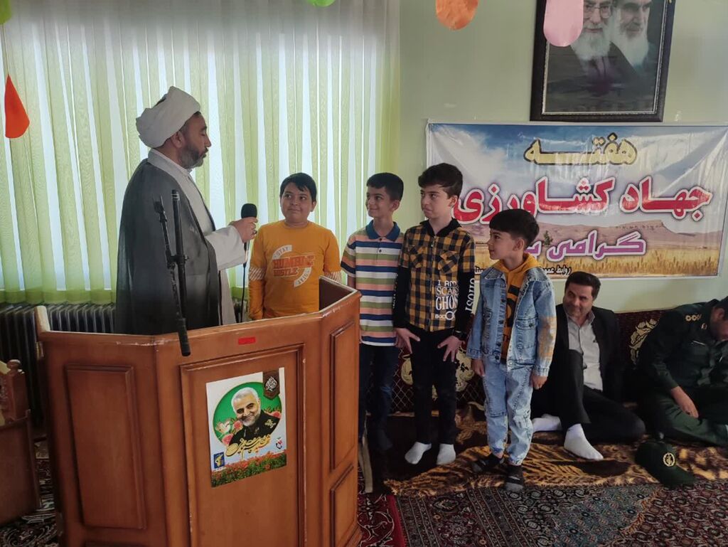 جمعی از اعضا کانون پرورش فکری کبودرآهنگ با حضور در اداره جهاد کشاورزی این روز را به کارکنان و پدران خود که در این اداره مشغول خدمت هستند تبریک گفتند.
