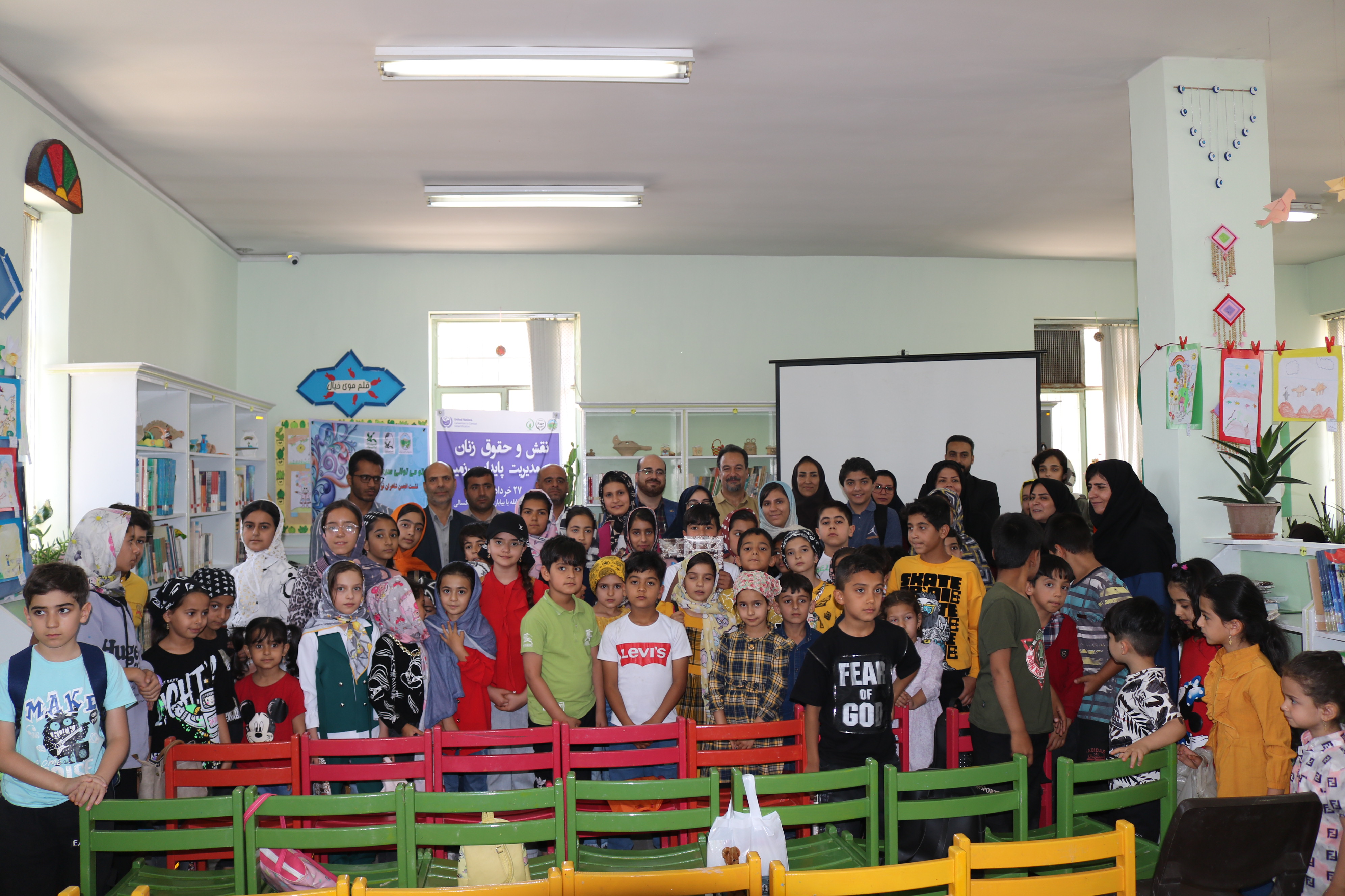 نشست انجمن شاعران نوجوان روشنا در استان مرکزی