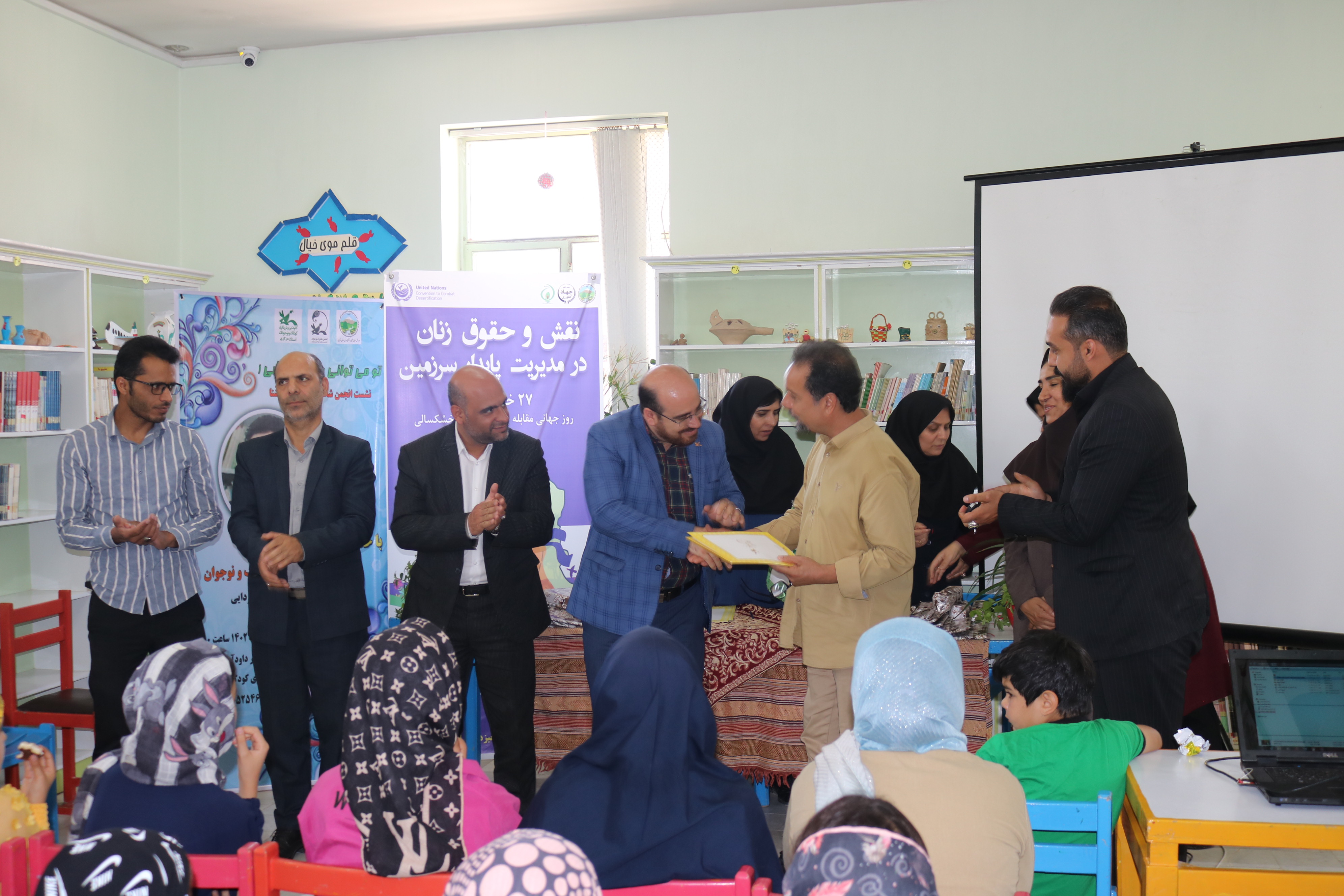 نشست انجمن شاعران نوجوان روشنا در استان مرکزی