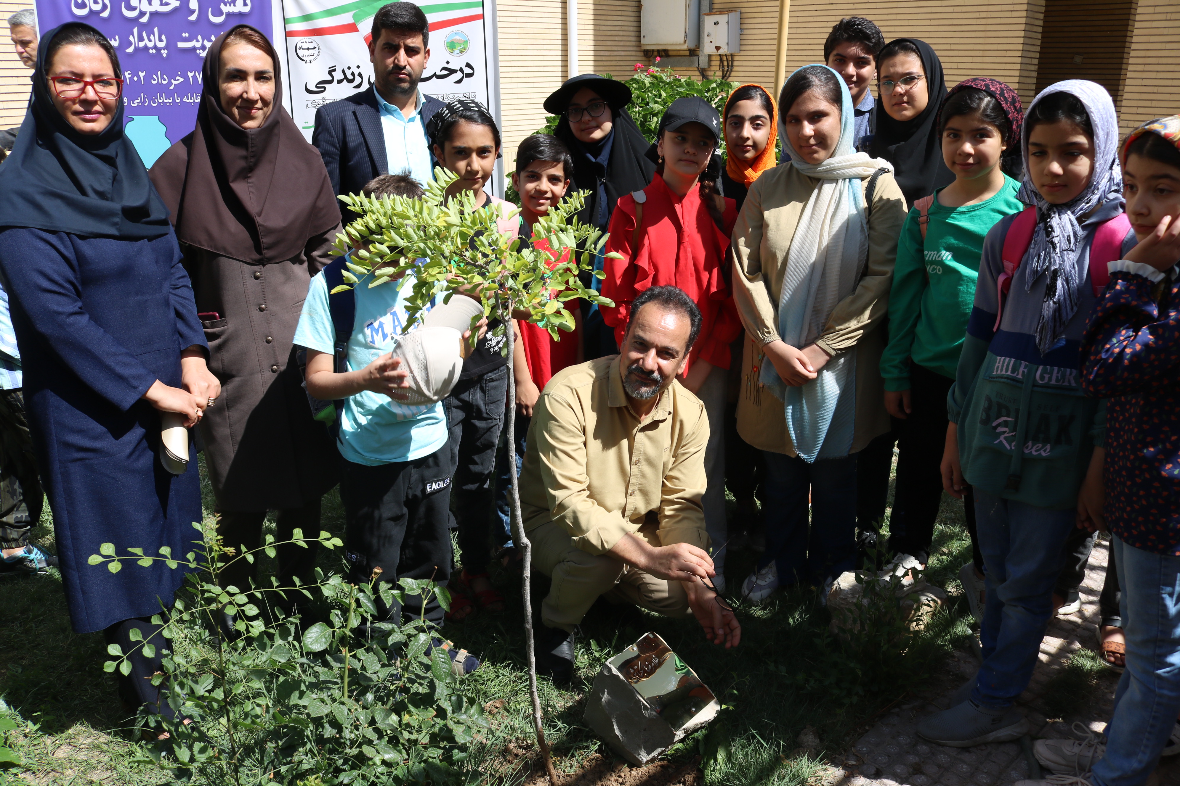 نشست انجمن شاعران نوجوان روشنا در استان مرکزی