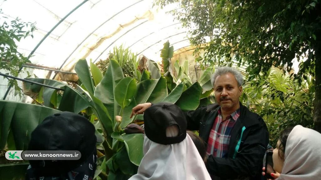 بازدید اعضای مرکز فرهنگی هنری شماره ۱ نیشابور از گلخانه فنی و حرفهای