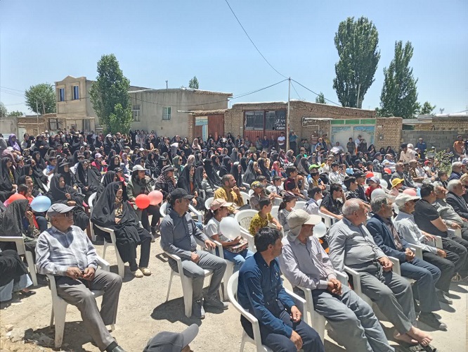 اجرای تماشاخانه سیار کانون در جمع پورشور مردم روستای قائم آباد شهرسان بویین میان دشت