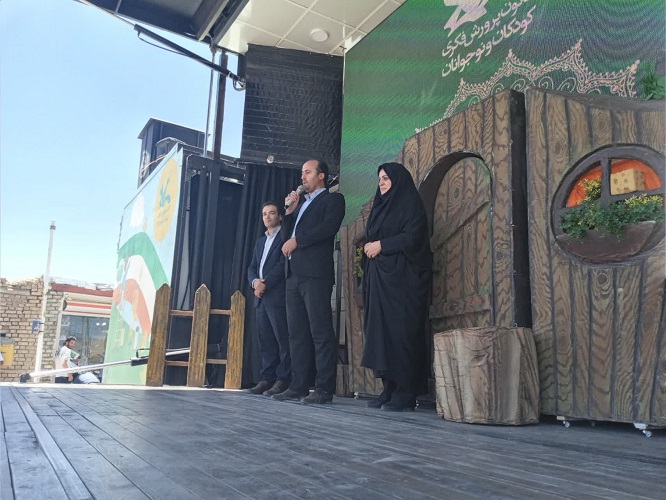 اجرای تماشاخانه سیار کانون در جمع پورشور مردم روستای قائم آباد شهرسان بویین میان دشت