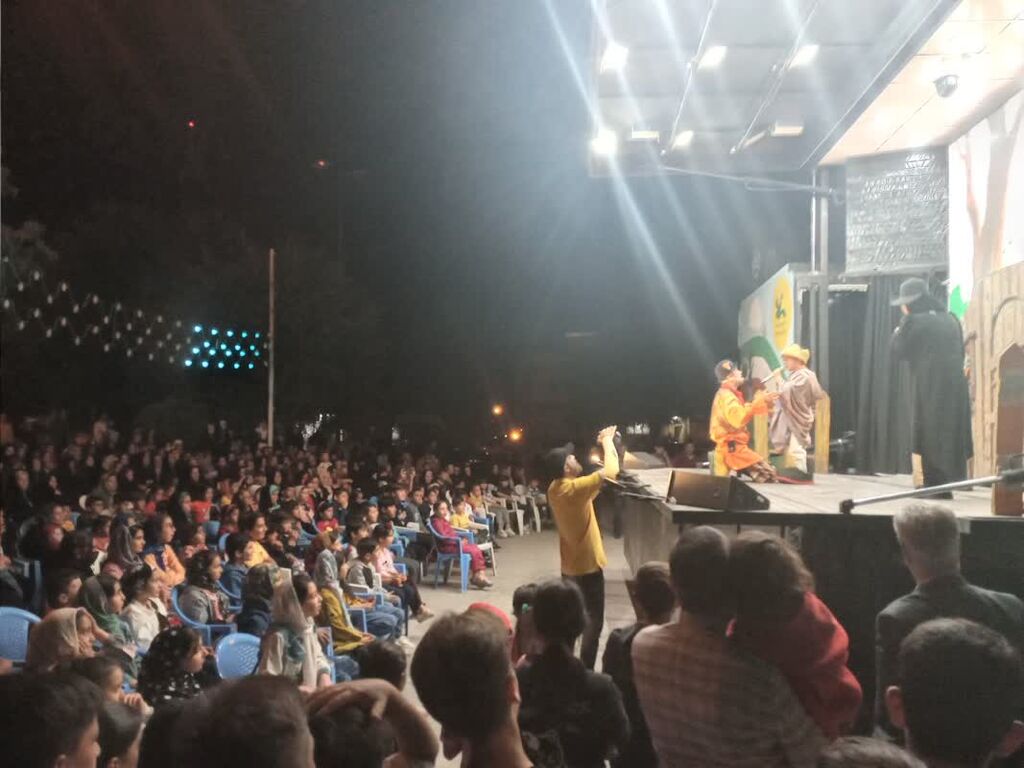 اجرای برنامههای متنوع تماشاخانه سیار کانون در اصفهان