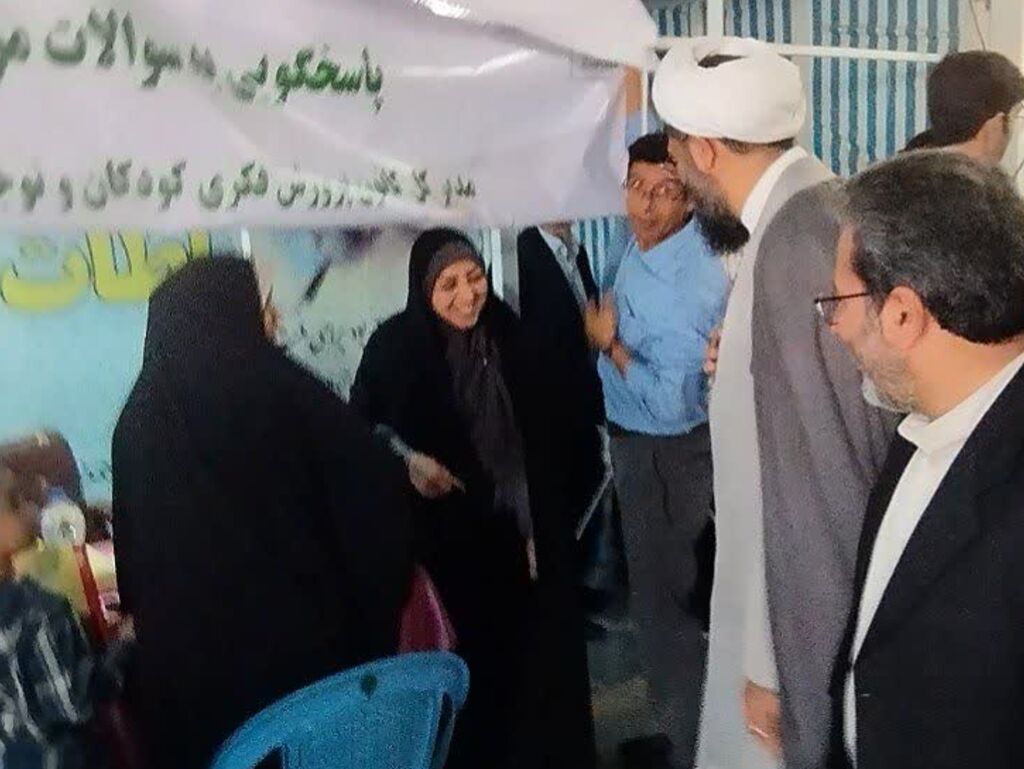 برپایی میز خدمت کانون پرورش فکری استان همدان در حاشیه نماز جمعه