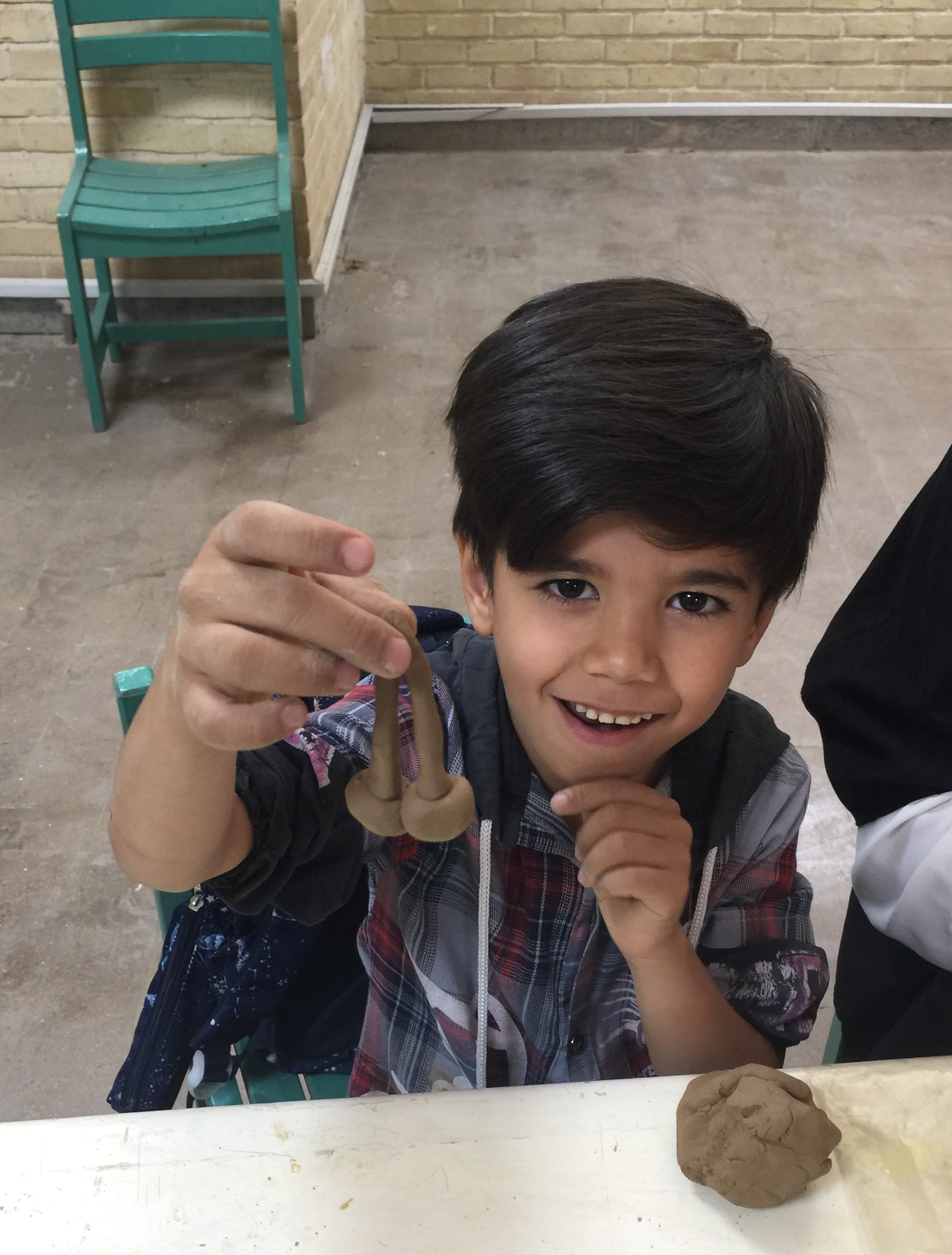 کارگاه هنری سفال گری به مناسبت "روز جهانی مبارزه با کار کودکان"