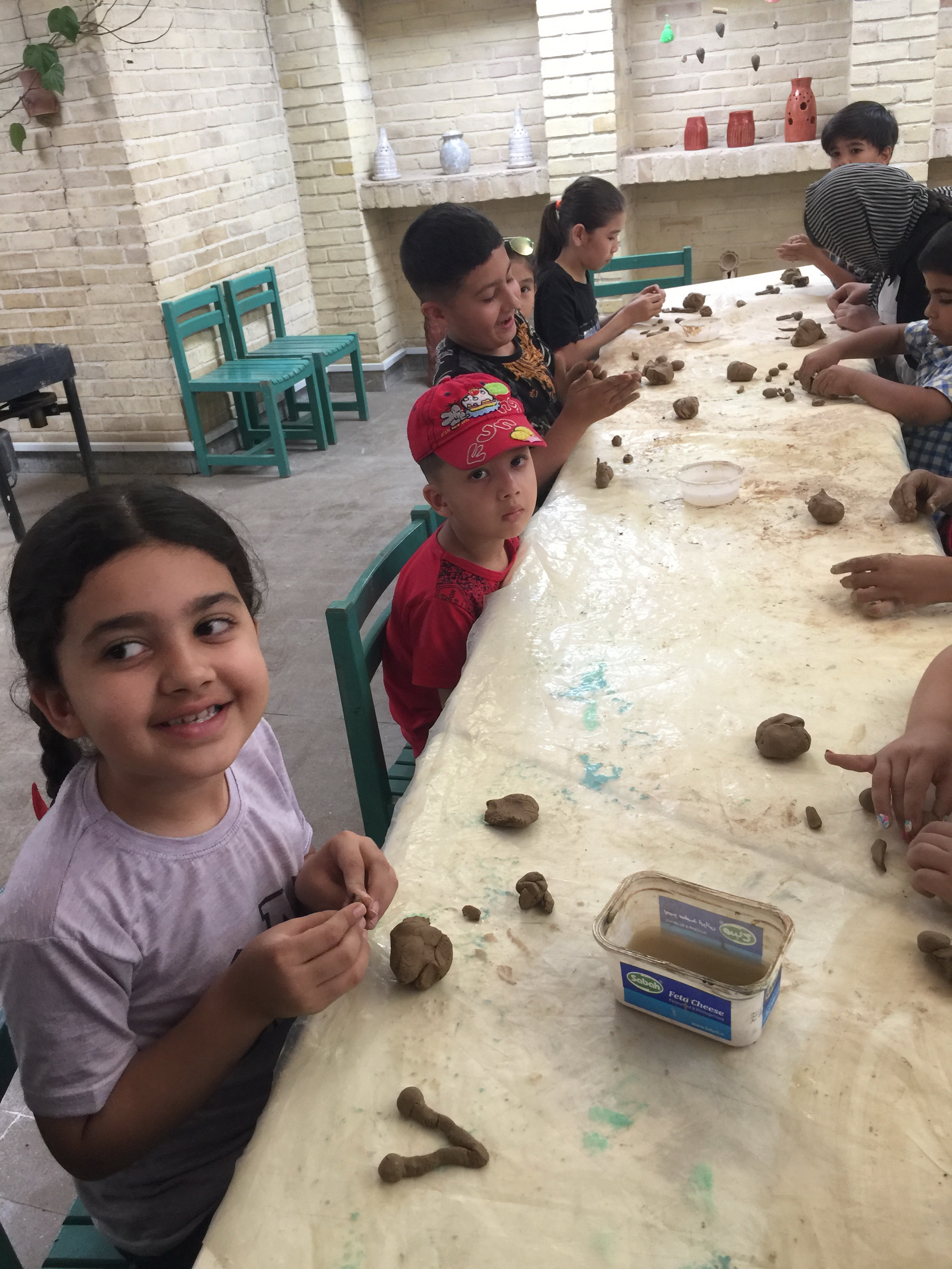 کارگاه هنری سفال گری به مناسبت "روز جهانی مبارزه با کار کودکان"