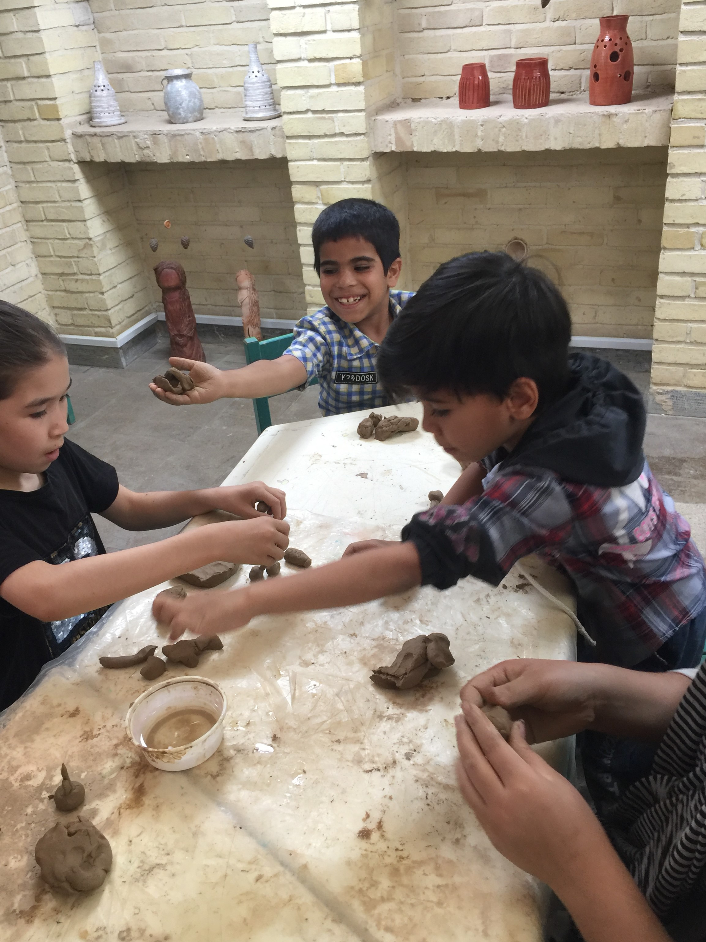 کارگاه هنری سفال گری به مناسبت "روز جهانی مبارزه با کار کودکان"