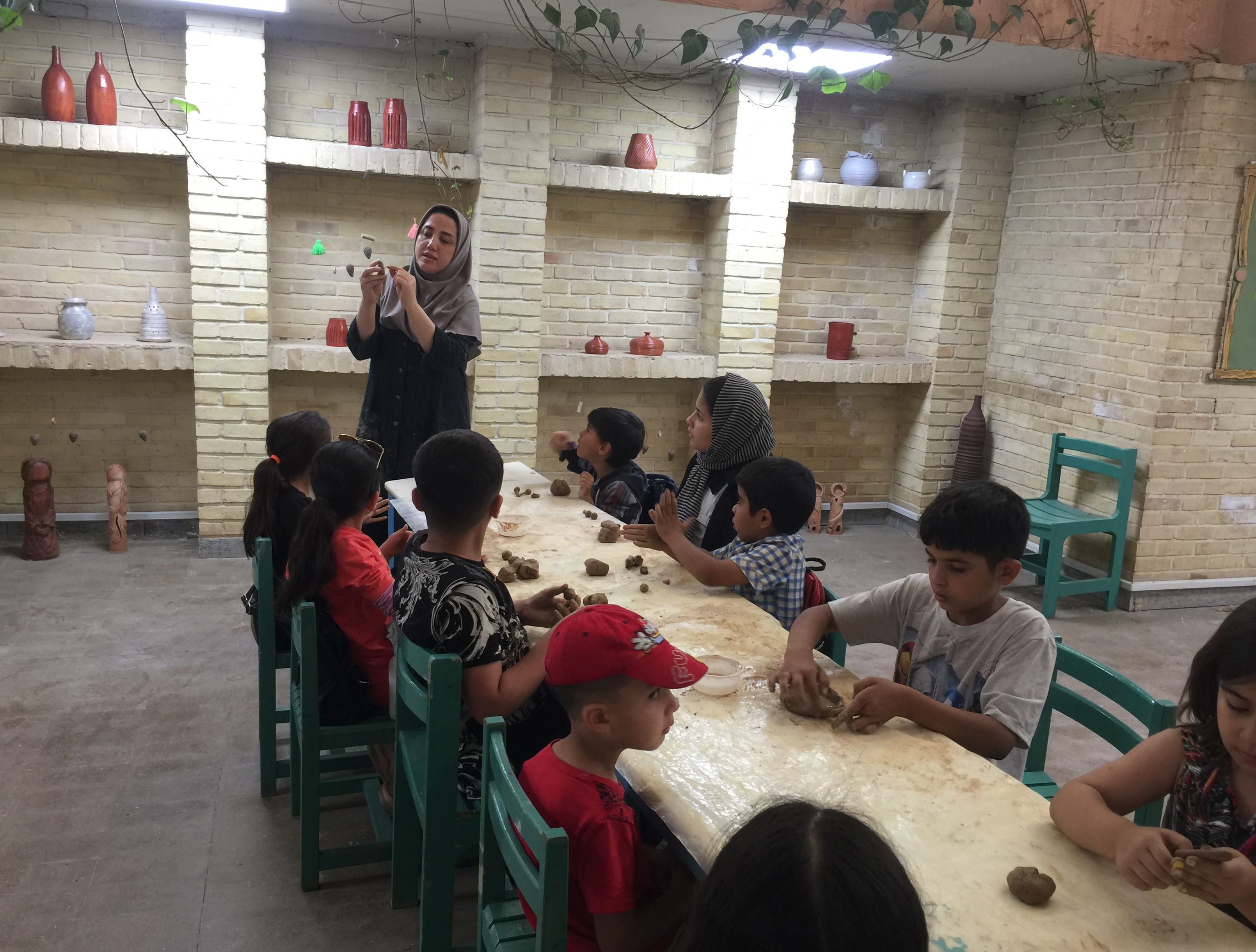 کارگاه هنری سفال گری به مناسبت "روز جهانی مبارزه با کار کودکان"