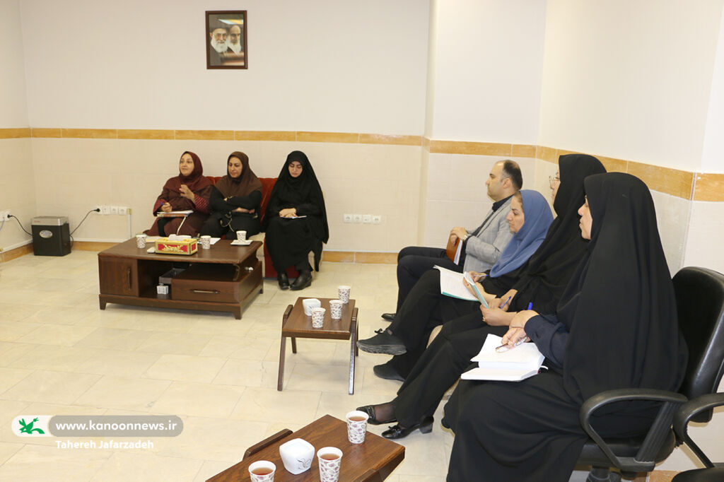 طرح مراکز الگو در کانون سمنان بررسی شد/ تأکید بر اجرای تمامی برنامهها در راستای شعار کنگره شهدای استان