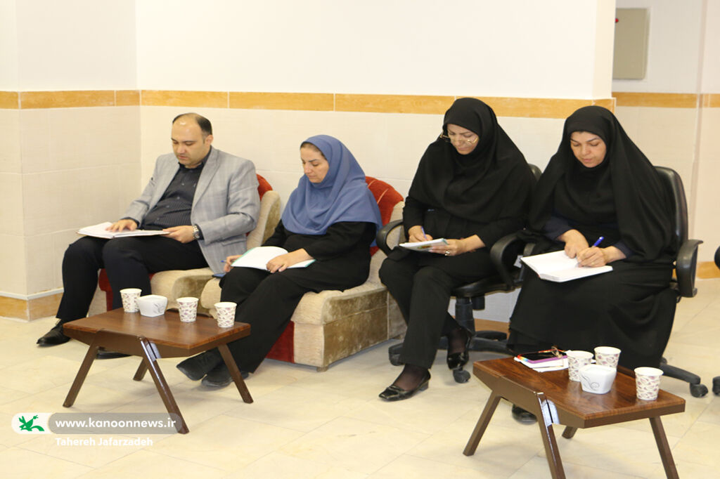 طرح مراکز الگو در کانون سمنان بررسی شد/ تأکید بر اجرای تمامی برنامهها در راستای شعار کنگره شهدای استان