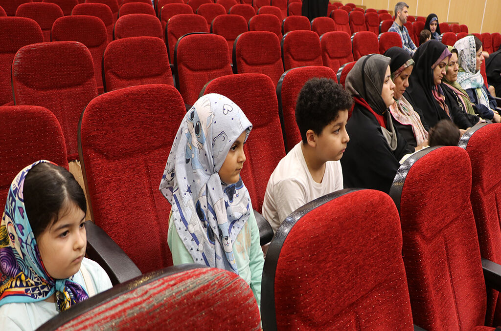 آموزش وحیانی کتاب آسمانی / مخاطبان درقالب شیوه اقرائی و القائی، قرآن میآموزند