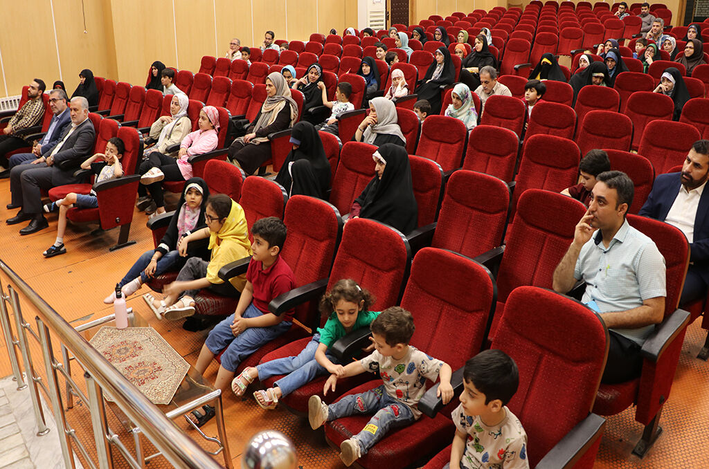 آموزش وحیانی کتاب آسمانی / مخاطبان درقالب شیوه اقرائی و القائی، قرآن میآموزند