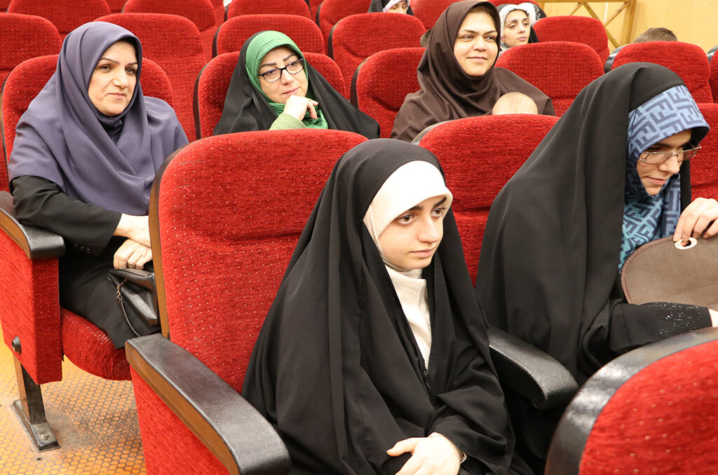 آموزش وحیانی کتاب آسمانی / مخاطبان درقالب شیوه اقرائی و القائی، قرآن میآموزند