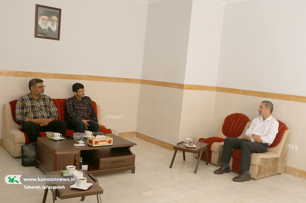 دیدار اعضای شورای بازرسی کنگره شهدا با مدیرکل کانون سمنان/  کار برای شهدا برکت است