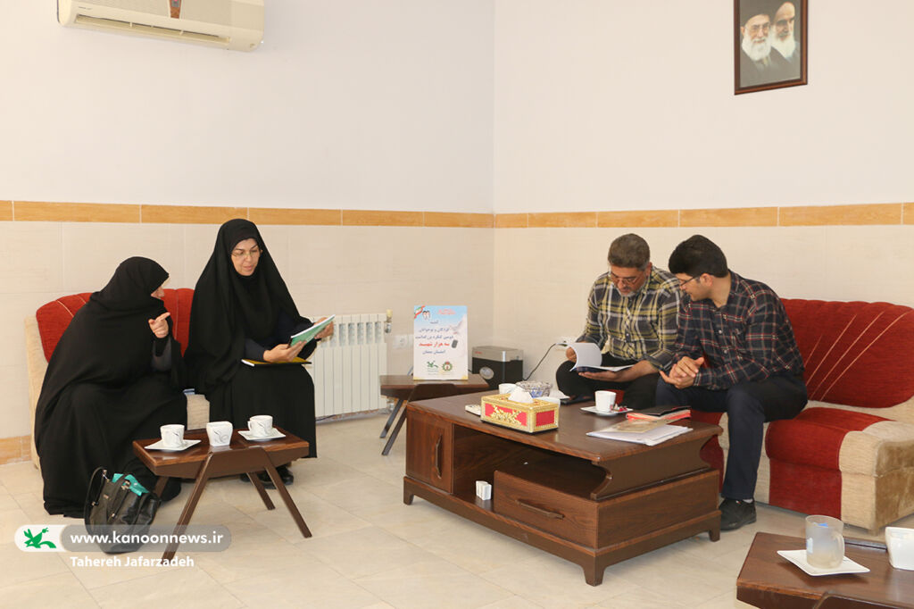 دیدار اعضای شورای بازرسی کنگره شهدا با مدیرکل کانون سمنان/  کار برای شهدا برکت است