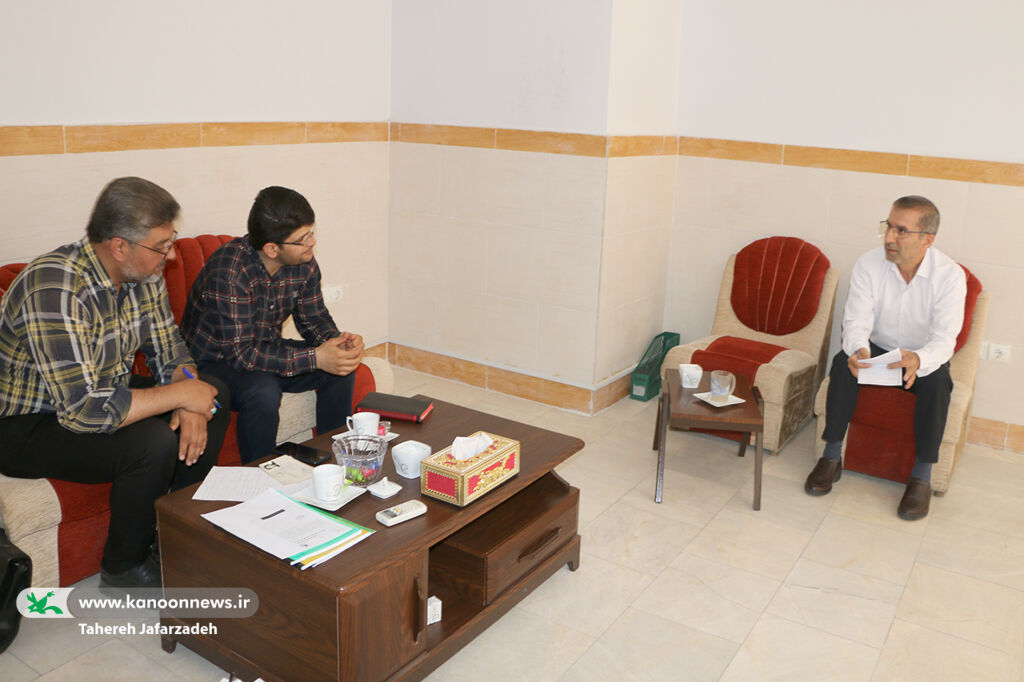 دیدار اعضای شورای بازرسی کنگره شهدا با مدیرکل کانون سمنان/  کار برای شهدا برکت است