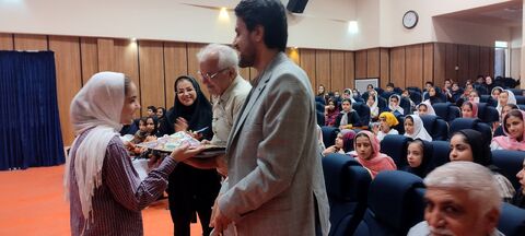 حضور محمدرضا شمس نویسنده برجسته ی کشور در میان کودکان و نوجوانان سنندجی