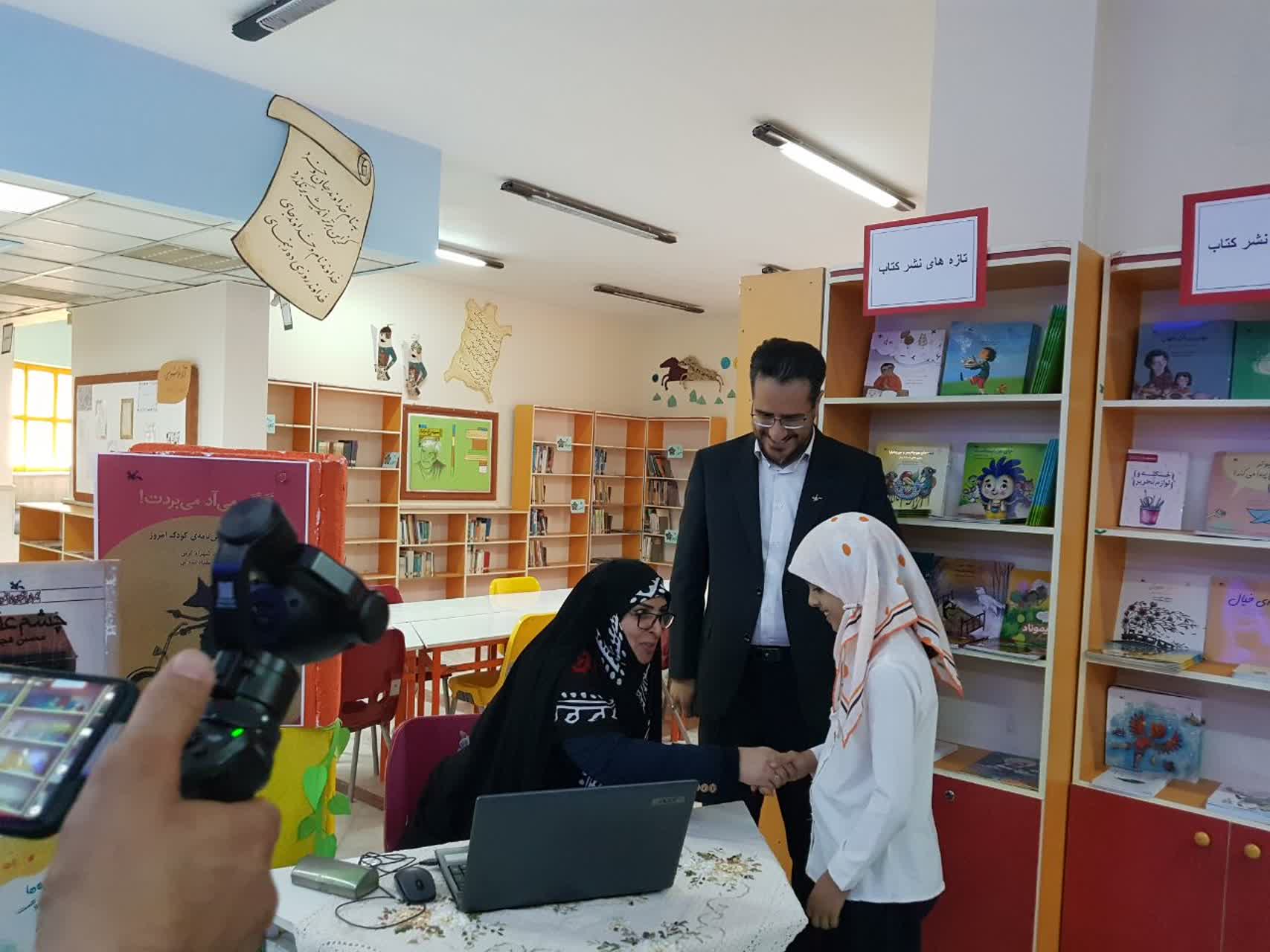 امانت اولین جلد از سه میلیون کتاب اهدایی کانون در مرکز ۲ کرمانشاه