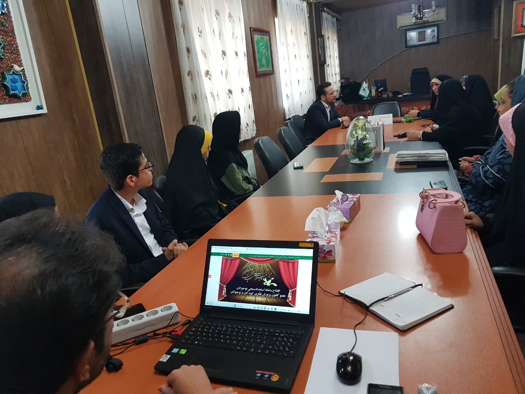 نشستی در بررسی پروژه های نوجوان مسئول کانون استان کرمانشاه