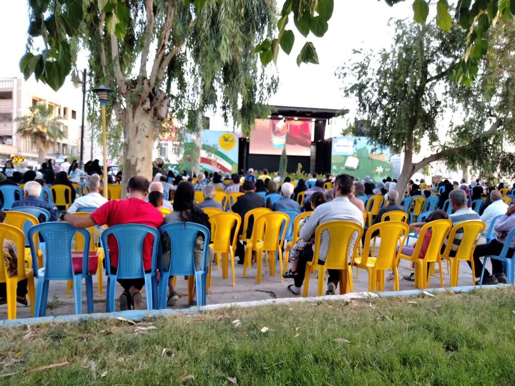 استقبال از تماشاخانه سیار کانون در بیستون کرمانشاه