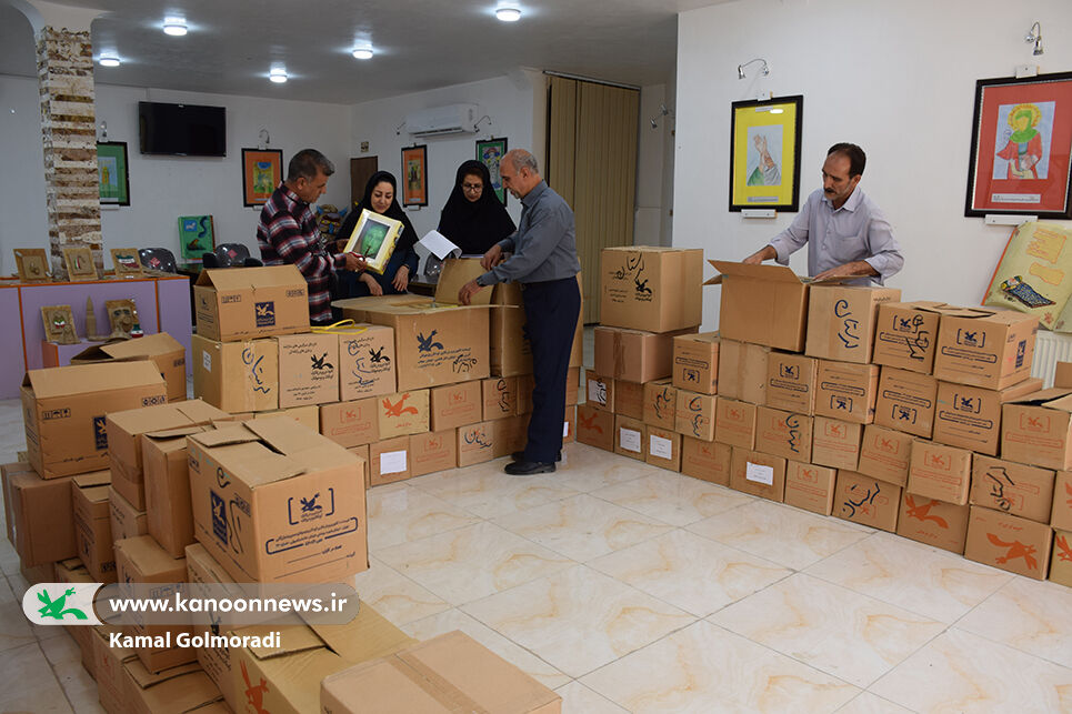 همراه با شادی بچه ها کتابهای کانون در مسیر دانایی به لرستان رسیدند