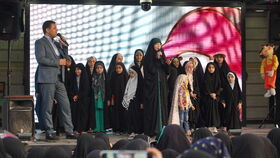 اجرای فعالیت های فرهنگی هنری تماشاخانه سیار خراسان رضوی در راهپیمایی بزرگداشت عفاف و حجاب