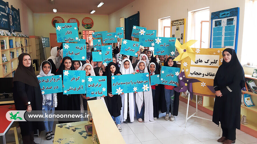 گلبرگهای عفاف و حجاب/ پانل جدید حجاب در مرکز ۳ کانون مشگینشهر نصب شد