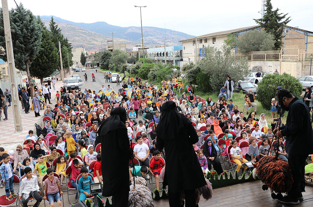 حضور تماشاخانه سیار در استان گیلان با استقبال مخاطبان همراه شد