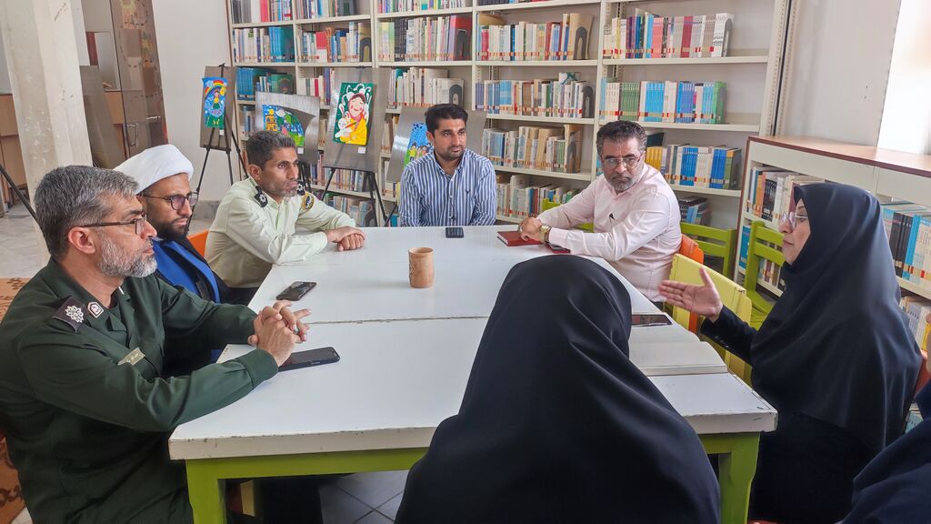 ایستگاه پنجم نمایشگاه نقاشی «سفر به آبی بیکران، خلیج تا ابد فارس» در جزیره هرمز