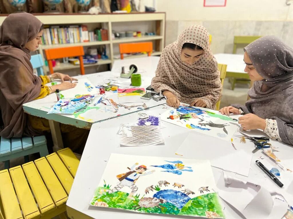 ایستگاه پنجم نمایشگاه نقاشی «سفر به آبی بیکران، خلیج تا ابد فارس» در جزیره هرمز