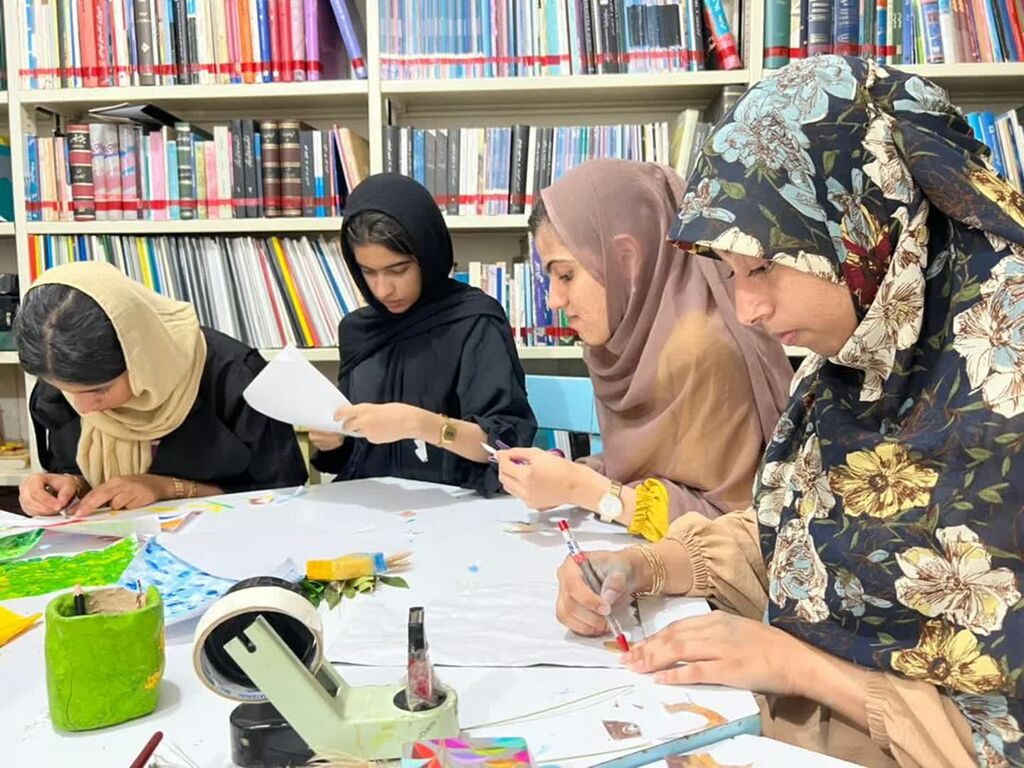 ایستگاه پنجم نمایشگاه نقاشی «سفر به آبی بیکران، خلیج تا ابد فارس» در جزیره هرمز