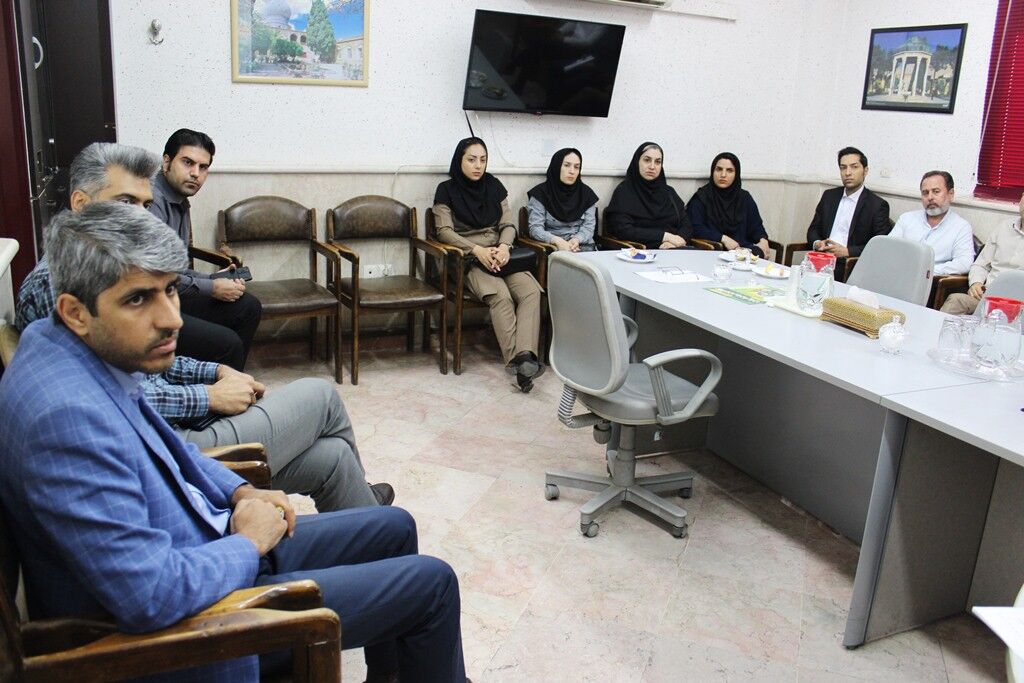 دیدار مدیر کل کانون فارس با سرپرست و کارکنان کانون زبان حفظ کیفیت آموزشی و استفاده از ایدههای کارکنان و مدرسان کانون زبان ایران