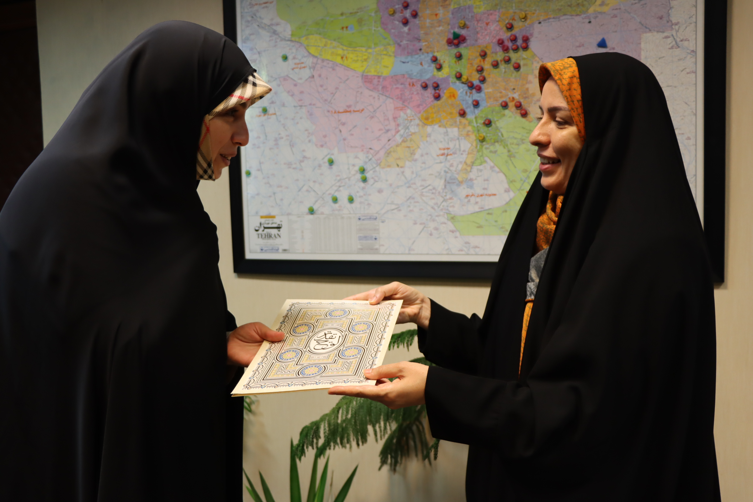 برگزاری مراسم تجلیل از همکاران  با حجاب برتر در اداره کانون استان تهران