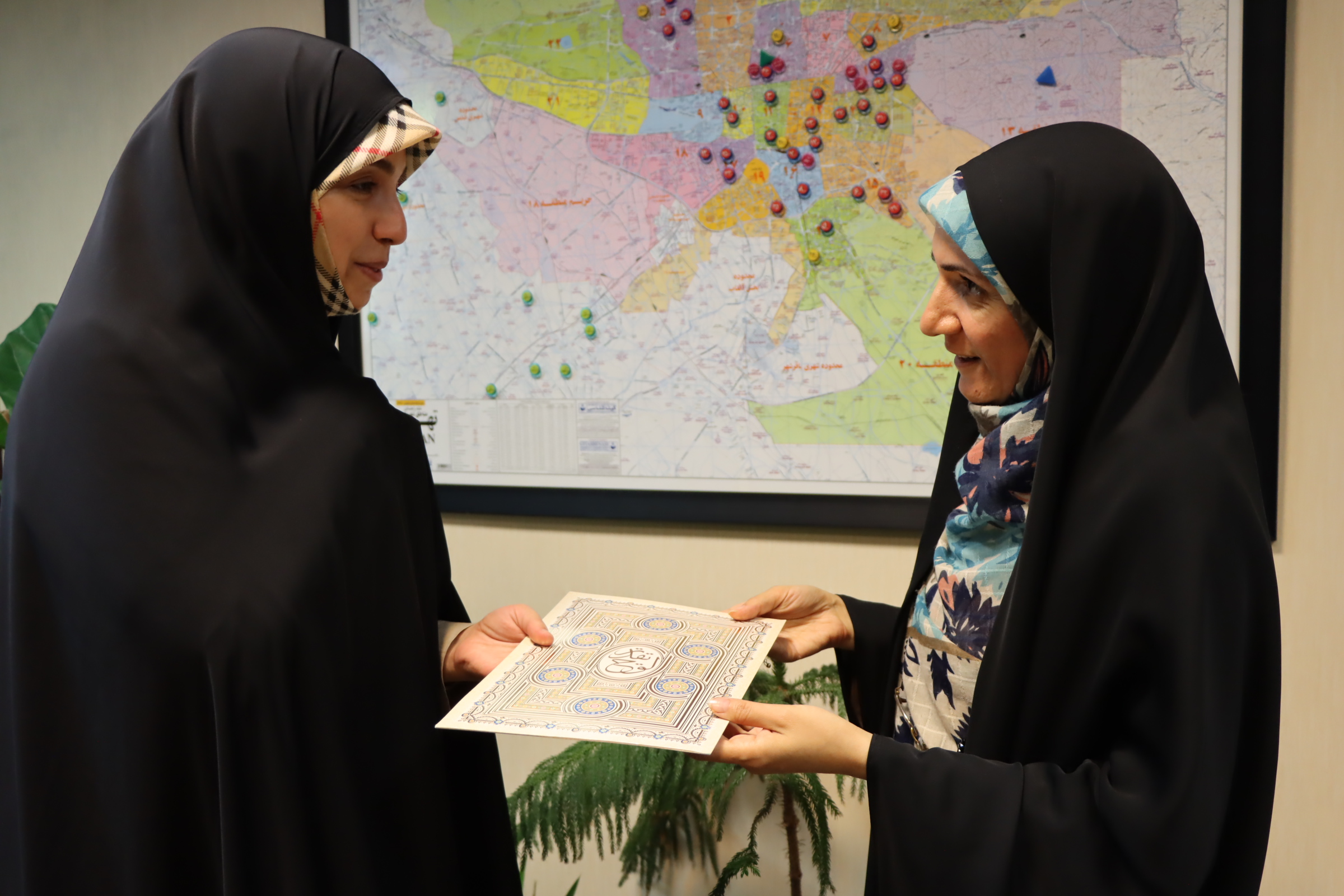 برگزاری مراسم تجلیل از همکاران  با حجاب برتر در اداره کانون استان تهران