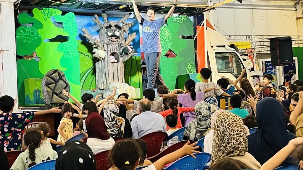 استقبال از نمایش درخت بخشنده  کانون قزوین در نمایشگاه «مادر، کودک و نوجوان»