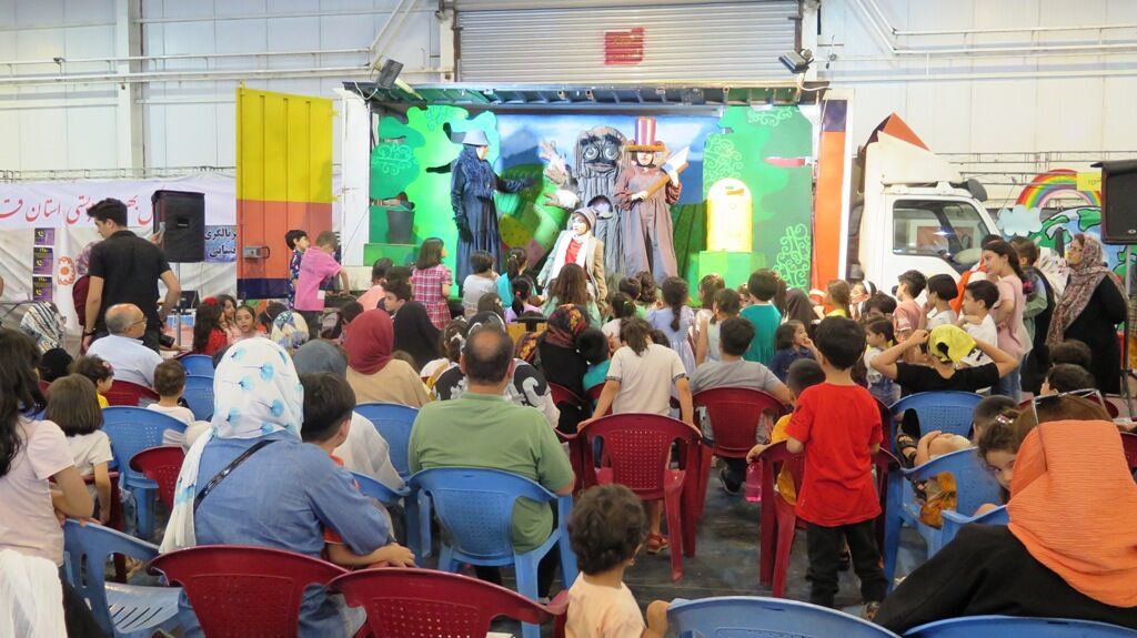 استقبال از نمایش درخت بخشنده  کانون قزوین در نمایشگاه «مادر، کودک و نوجوان»