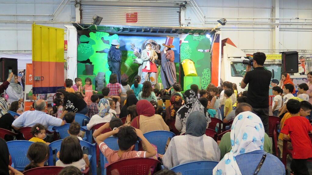 استقبال از نمایش درخت بخشنده  کانون قزوین در نمایشگاه «مادر، کودک و نوجوان»