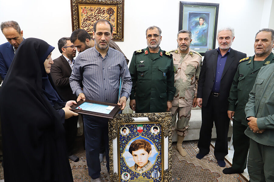 مدیرکل کانون استان اردبیل از خانواده شهید «مرحمت بالازده» تجلیل کرد