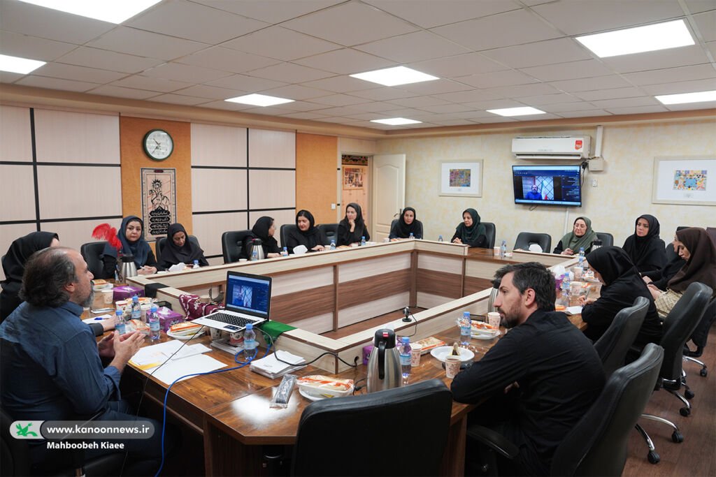 رونمایی از کتاب «اشک ماه»