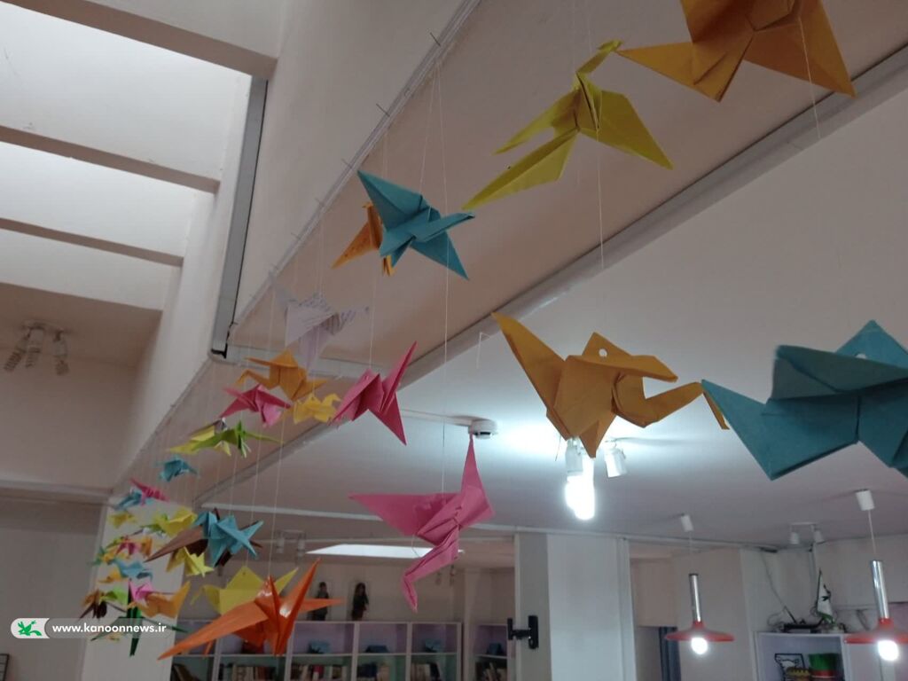 ساخت درنای کاغذی نماد صلح و دوستی در کانون پرورش فکری شماره یک بیرجند