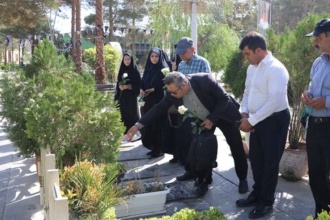 مراسم غبار روبی و عطر افشانی قبور معطر شهدای مدافع حرم در گلستان شهدای اصفهان