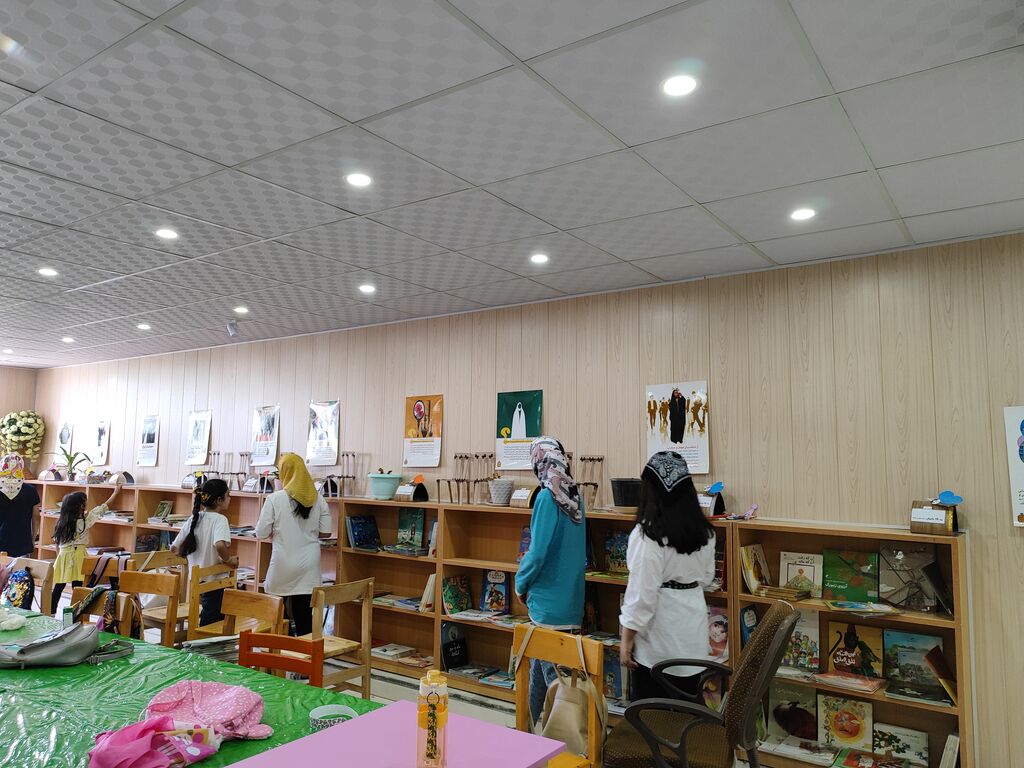 ایستگاه نقاشی "من و مادرم با حجاب زیباتریم " در مرکز فرهنگی هنر سیسخت