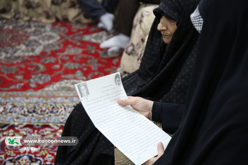 معاون فرهنگی کانون با خانواده شهید نوجوان عبدالمحمد هاشمی دیدار کرد